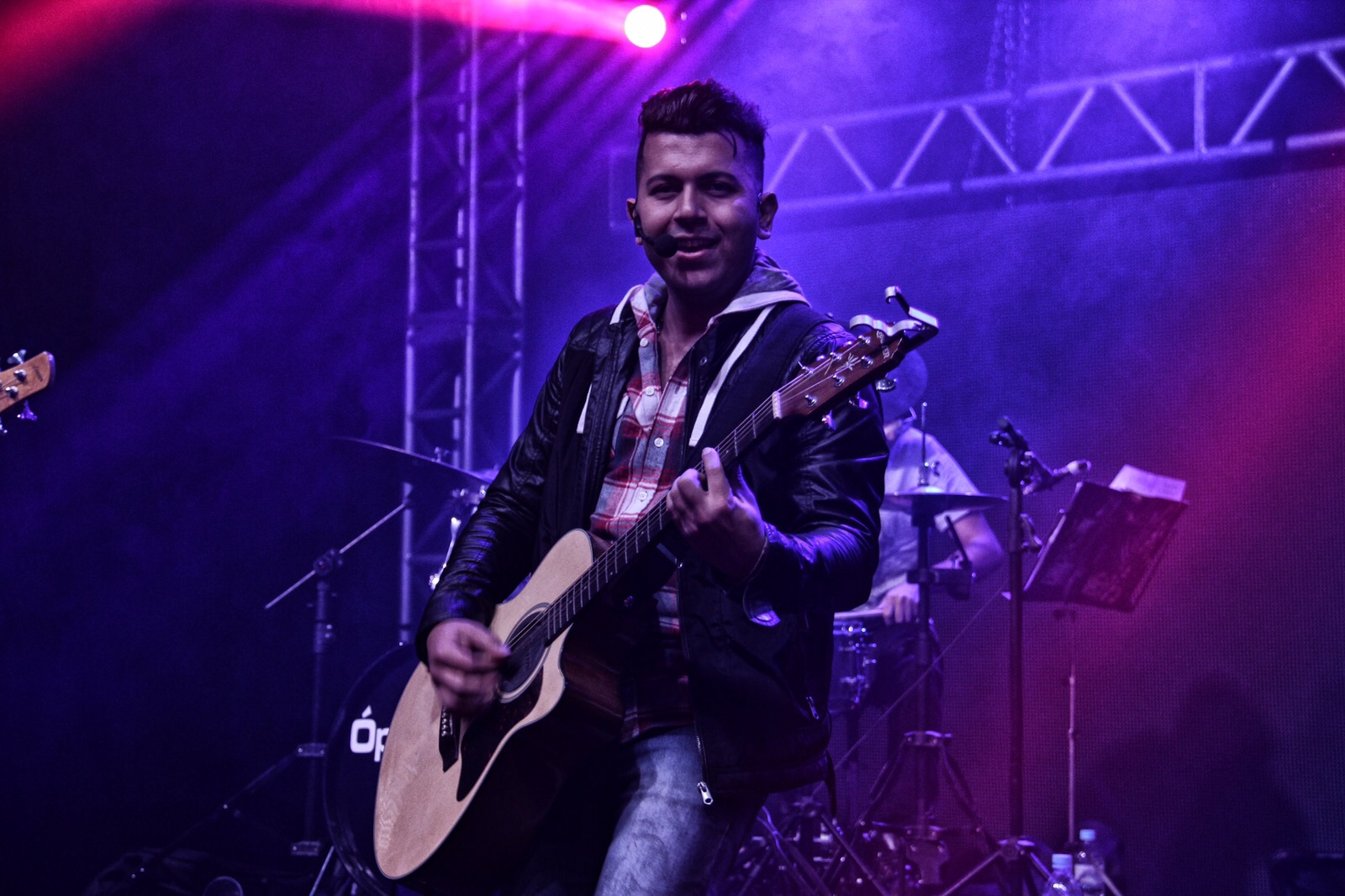 Miguel Matus apresentação ao vivo com público animado - Entretenimento musical SP