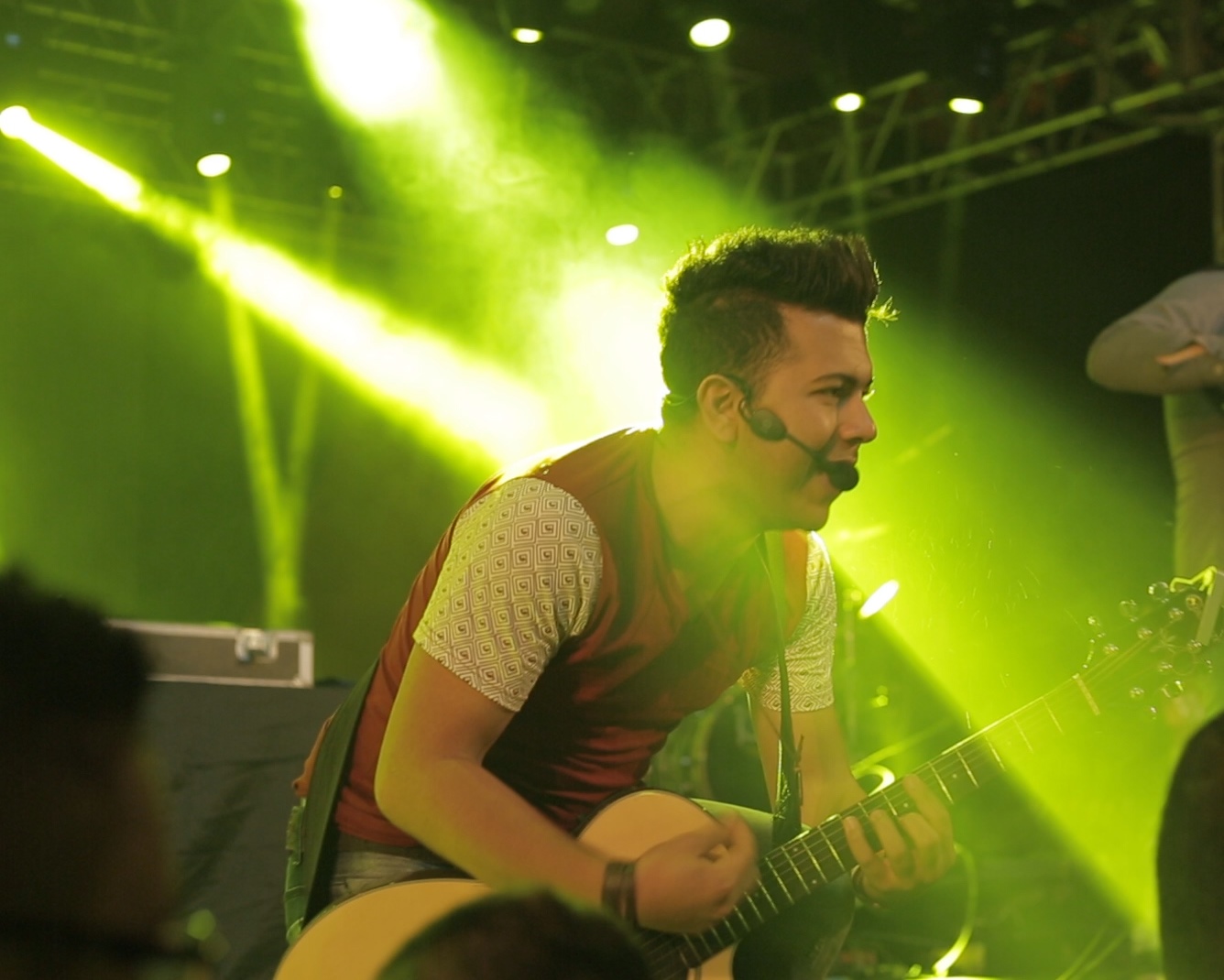 Show Highstand Shows com iluminação verde - Música ao vivo para festas e casamentos